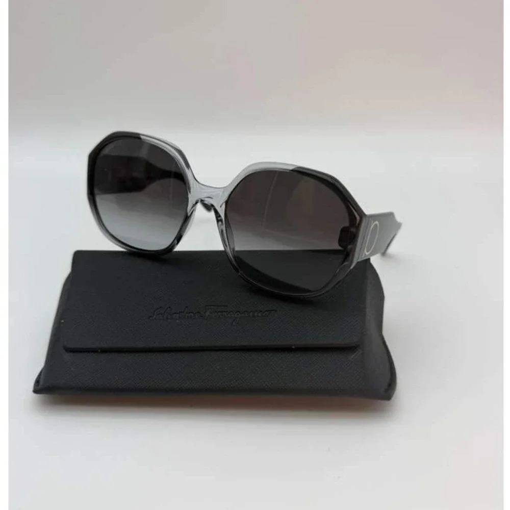 Salvatore‎ Ferragamo Oversized Sunglasses Dark Gradient Lens Gold Logo Authentic